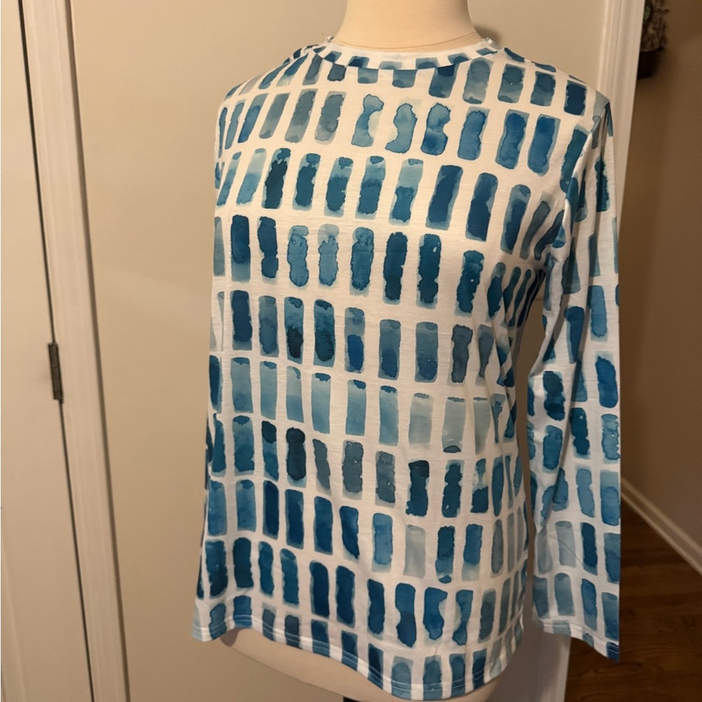 Brand unknown. Long sleeve Tee shirt. Size 2XL. Blue and white